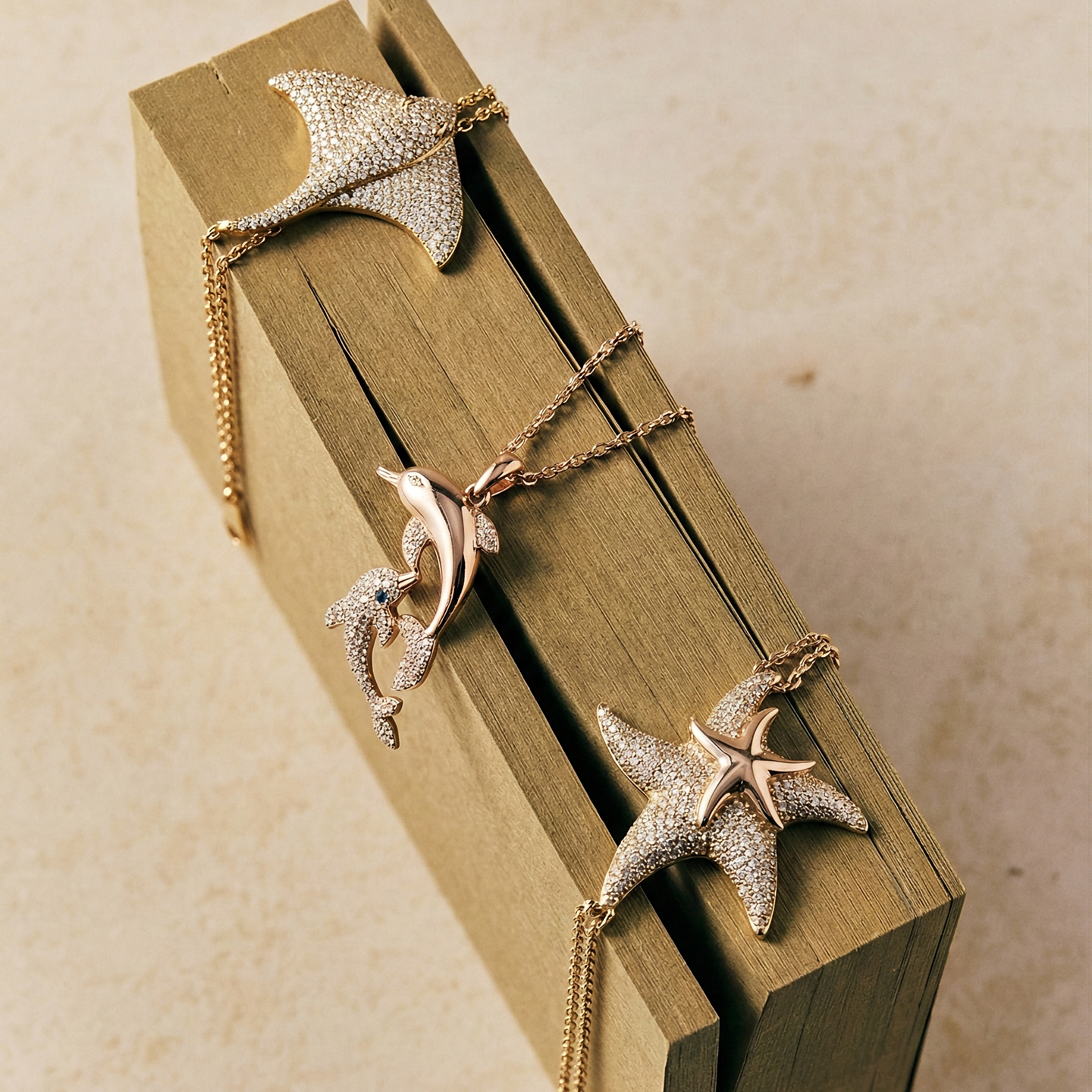 قلادة الدلافين